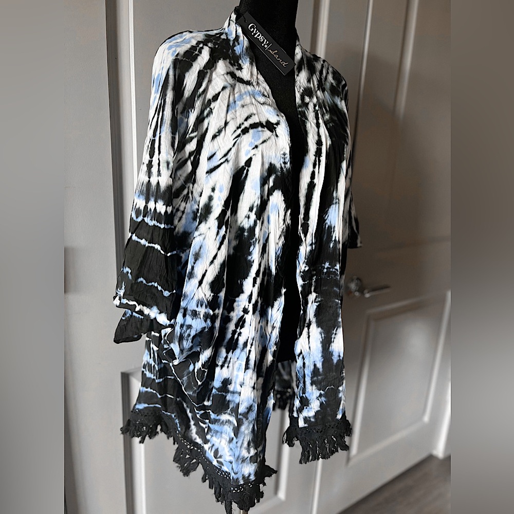Gypsy 05 Shaka 3/4 sleeve easy Kimono. Black/azure/white. Size small.